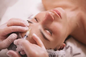 inyección de botox en una mujer en BCN Clinic