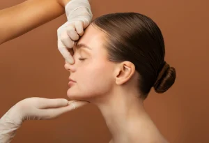 Evaluación nasal de una mujer candidata a rinomodelación